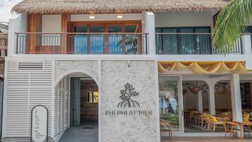 Vista frontal de la propiedad