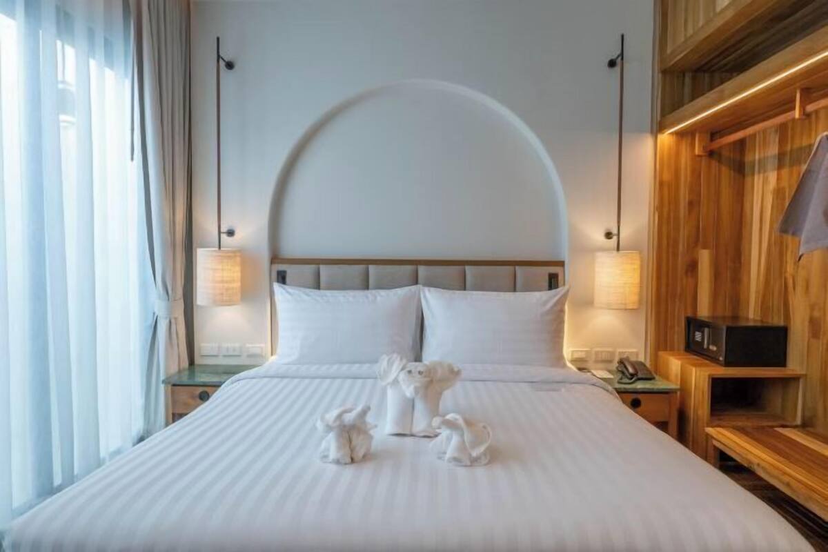 Minibar, free WiFi, bed sheets