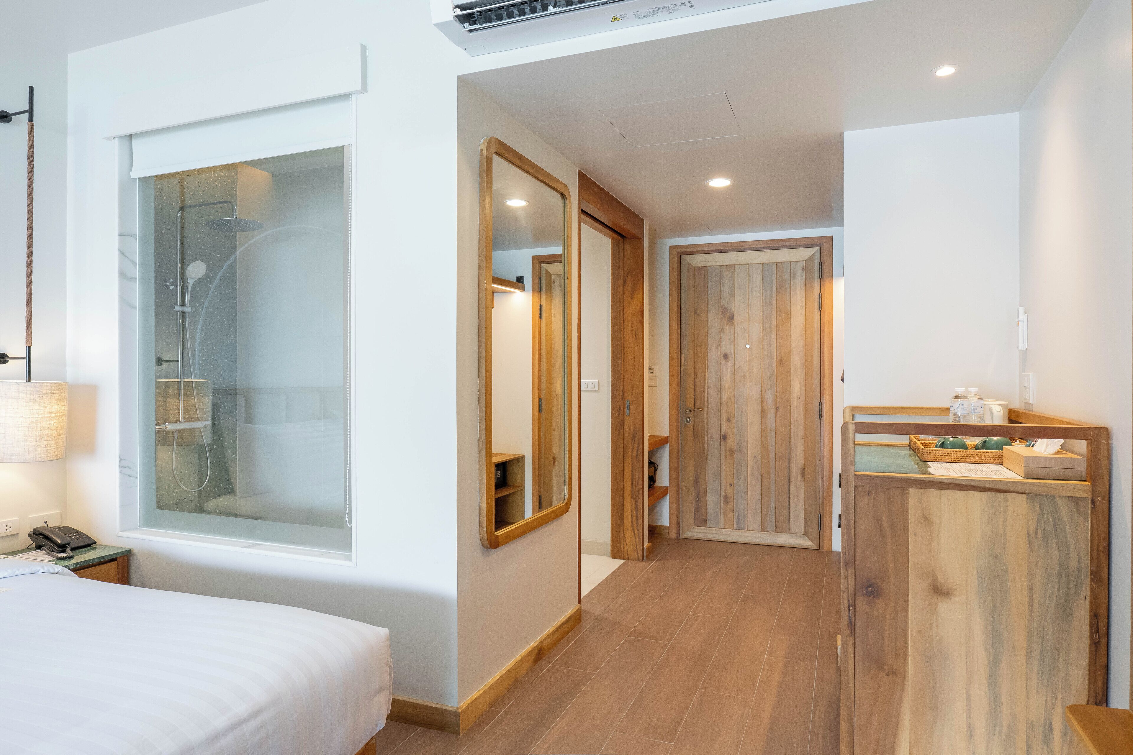 Deluxe Room, Sea View | Minibar, free WiFi, bed sheets