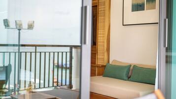 Een modern interieur met een bank, een lijstwerk en een glazen deur die leidt naar een balkon.