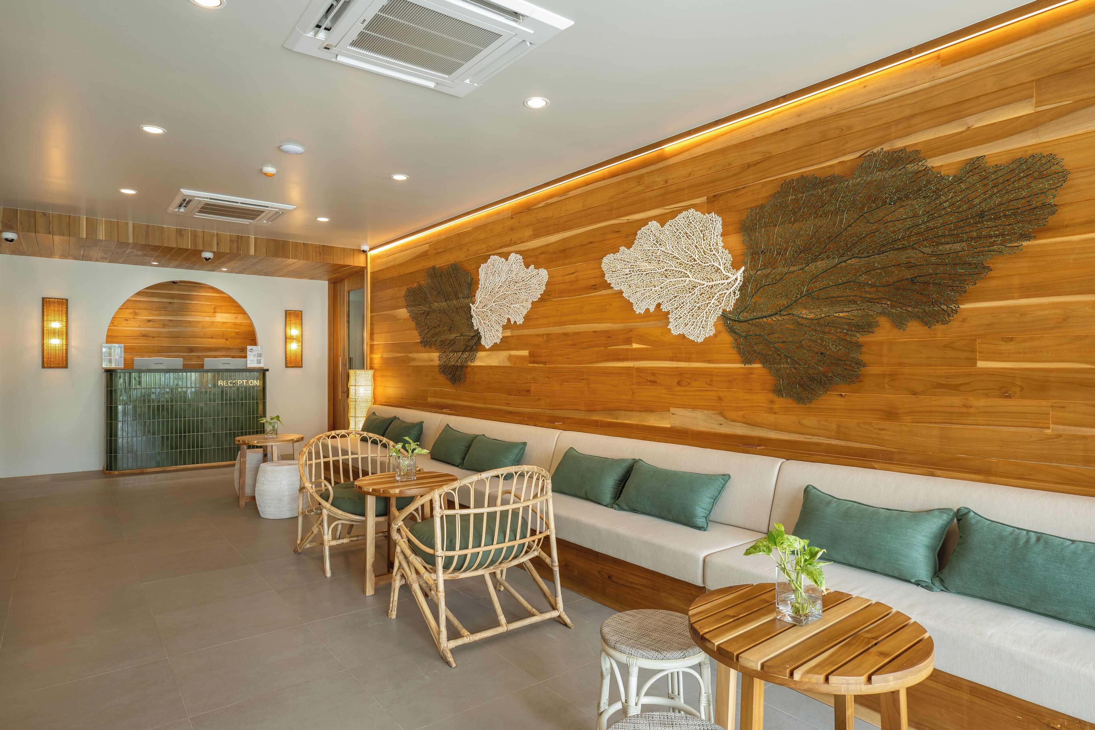 Ein Empfangsbereich mit einer Holzwand, Sitzgelegenheiten und einer Rezeption.
