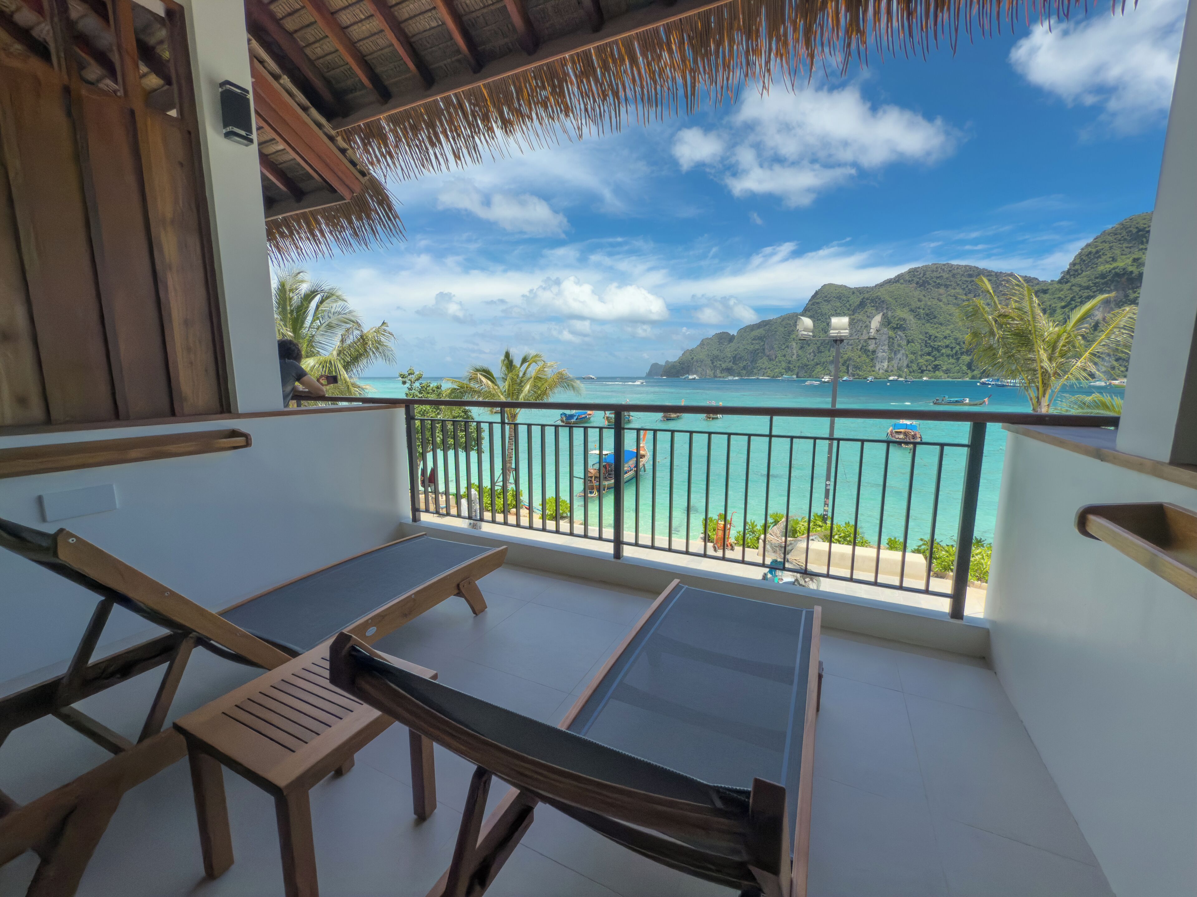 Deluxe Room, Sea View | Minibar, free WiFi, bed sheets