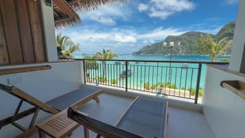 Deluxe Room, Sea View | Minibar, free WiFi, bed sheets