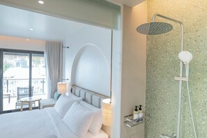 Deluxe kamer, uitzicht op zee | Badkamer | Zeep, shampoo, toiletpapier