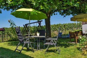 Outdoor dining - Room '103' with Shared Garden, Balcony and Wi-Fi (Hagnau)