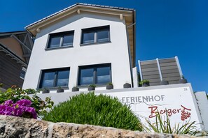 Exterior - Room '103' with Shared Garden, Balcony and Wi-Fi (Hagnau)