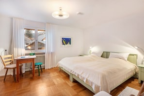 2 slaapkamers, een strijkplank/strijkijzer, gratis wifi, beddengoed