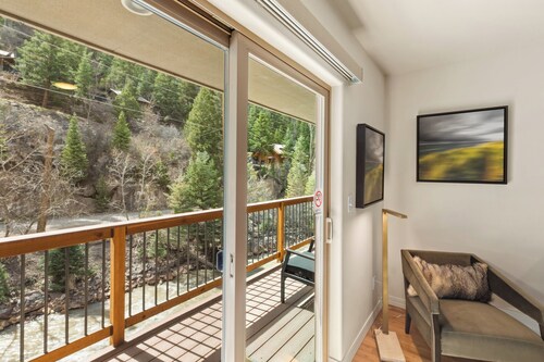 The Riverhaus – Modern Mountain Luxury | Fiber Internet | Sleeps 9