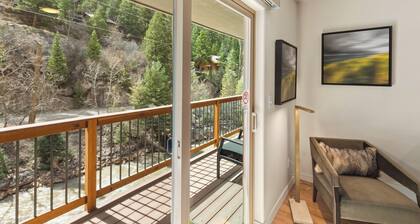 The Riverhaus – Modern Mountain Luxury | Fiber Internet | Sleeps 9