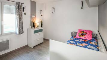 4 slaapkamers, een strijkplank/strijkijzer, reisbedje, gratis wifi