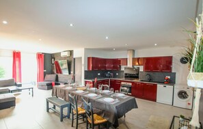 Kjøleskap, ovn, kokeplater og oppvaskmaskin