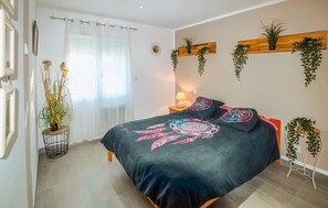 4 bedrooms, iron/ironing board, travel crib, free WiFi - Amazing home in Morières les Avignon (Morières les Avignon)