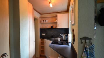 Kühlschrank, Mikrowelle, Herdplatte, Wasserkocher mit Kaffee-/Teezubehör