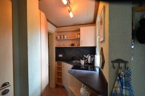 Fridge, microwave, stovetop, coffee/tea maker - Holiday Home 'Heym' with Private Terrace and Private Garden (Suhl)