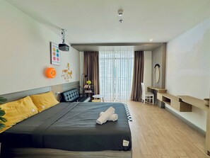 Estudio Deluxe, balcón, vista a la ciudad | Cortinas blackout, insonorización y tabla de planchar con plancha 