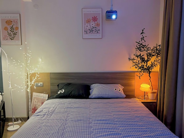 Superior Studio | Blackout drapes, soundproofing, iron/ironing board, free WiFi