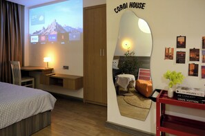 Estudio superior | Cortinas blackout, insonorización y tabla de planchar con plancha 