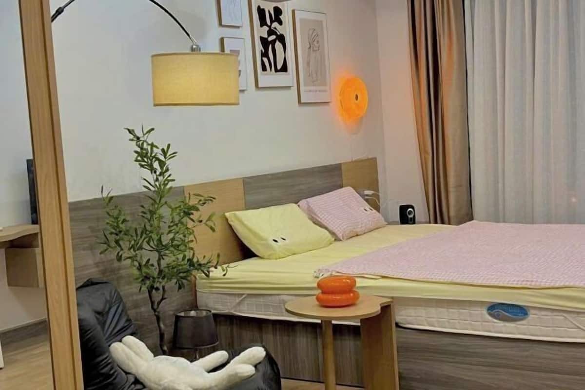 Blackout curtains, soundproofing, iron/ironing board, free WiFi