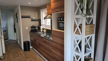 Refrigerador, microondas, placa de cocina, cafetera/tetera