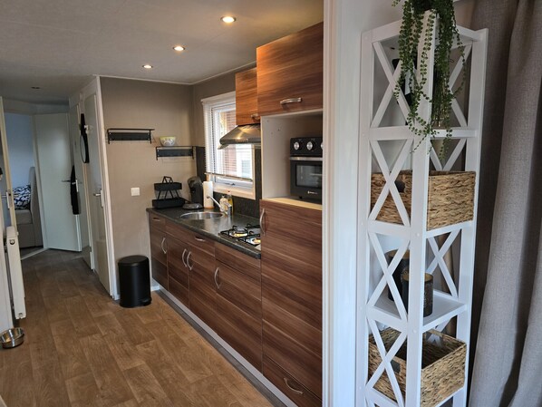 Kylskåp, mikrovågsugn, spishäll och kaffe- och tebryggare