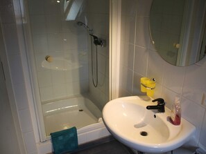Douche, serviettes fournies