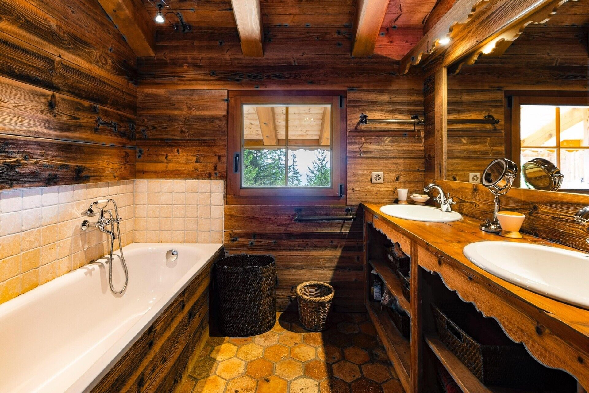 Dusche, Haartrockner, Handtücher, Toilettenpapier