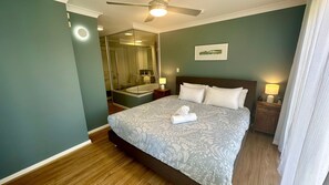 3 quartos, ferros/tábuas de passar roupa, berço de viagem