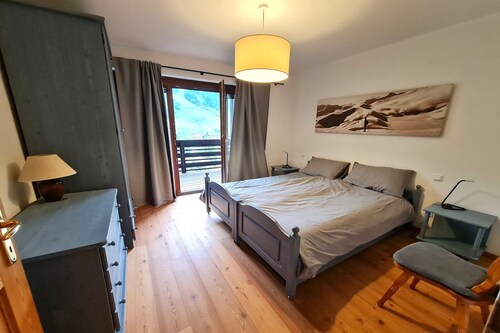 Apartment with balcony and mountain views