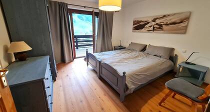 Apartment with balcony and mountain views