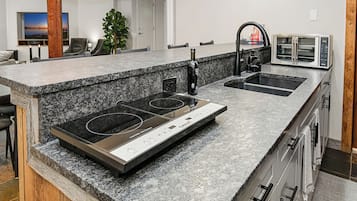 Kühlschrank, Mikrowelle, Ofen, Wasserkocher mit Kaffee-/Teezubehör