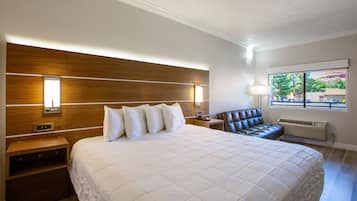 Escritorio, tabla de planchar con plancha y ropa de cama