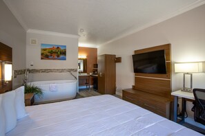 Skrivebord, strykejern/-brett og sengetøy