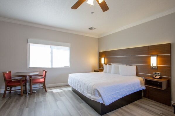 Escritorio, tabla de planchar con plancha, wifi y ropa de cama