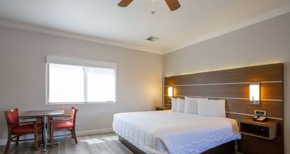 Sedona King Suite with Kitchenette & Stunning Bell Rock Views