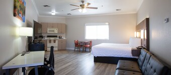 Sedona King Suite with Kitchenette & Stunning Bell Rock Views