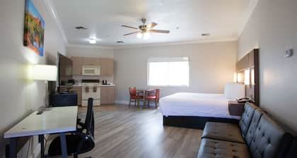 Sedona King Suite with Kitchenette & Stunning Bell Rock Views