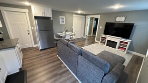 Smart TV, chimenea y monitor de computadora 