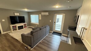 Smart TV, chimenea y monitor de computadora 