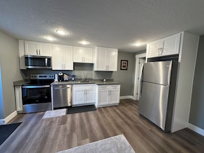 Refrigerador, microondas, horno y parrilla de estufa 