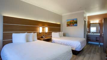 Escritorio, tabla de planchar con plancha y ropa de cama