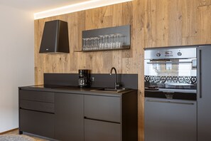 Frigorifero, forno, piano cottura, lavastoviglie