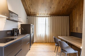Geladeira, fogão, cooktop, lava-louças