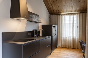 Køleskab, ovn, kogeplade, opvaskemaskine