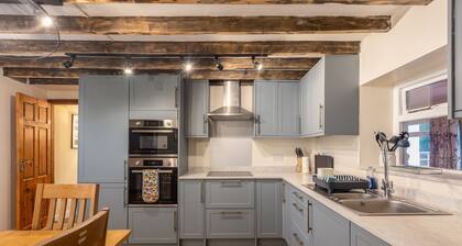 The Old Farm Shop - a holiday cottage that sleeps 6 guests in 3 bedrooms