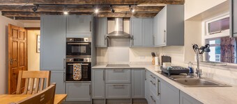 The Old Farm Shop - a holiday cottage that sleeps 6 guests in 3 bedrooms