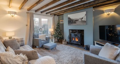 The Old Farm Shop - Sleeps 6 Guests