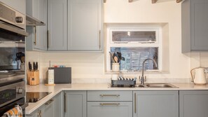 Mikrowelle, Ofen, Geschirrspüler, Wasserkocher mit Kaffee-/Teezubehör