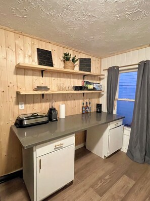 Kjøleskap, mikrobølgeovn, ovn og kokeplater