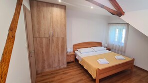 1 bedroom, free WiFi, bed sheets - Attic Split apartment near city center (Split)