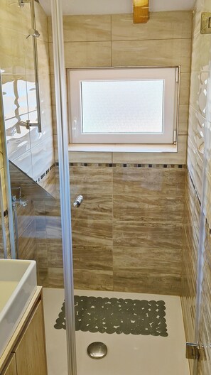 Shower, hair dryer, towels, soap - Attic Split apartment near city center (Split)